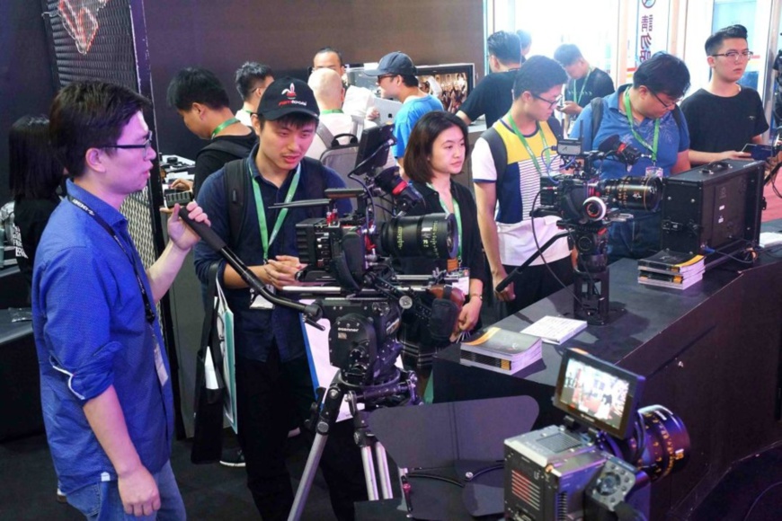 Photo shows visitors at the 28th Beijing International Radio, TV and Film Exhibition, which displayed 4K/8K ultra-high-definition production technology, 5G transmission and development trends, progress in media convergence, AI, cloud computing, big data and other new technologies. (Photo by Guo Junfeng/People's Daily Online) Photo shows visitors at the 28th Beijing International Radio, TV and Film Exhibition, which displayed 4K/8K ultra-high-definition production technology, 5G transmission and development trends, progress in media convergence, AI, cloud computing, big data and other new technologies. (Photo by Guo Junfeng/People's Daily Online)
