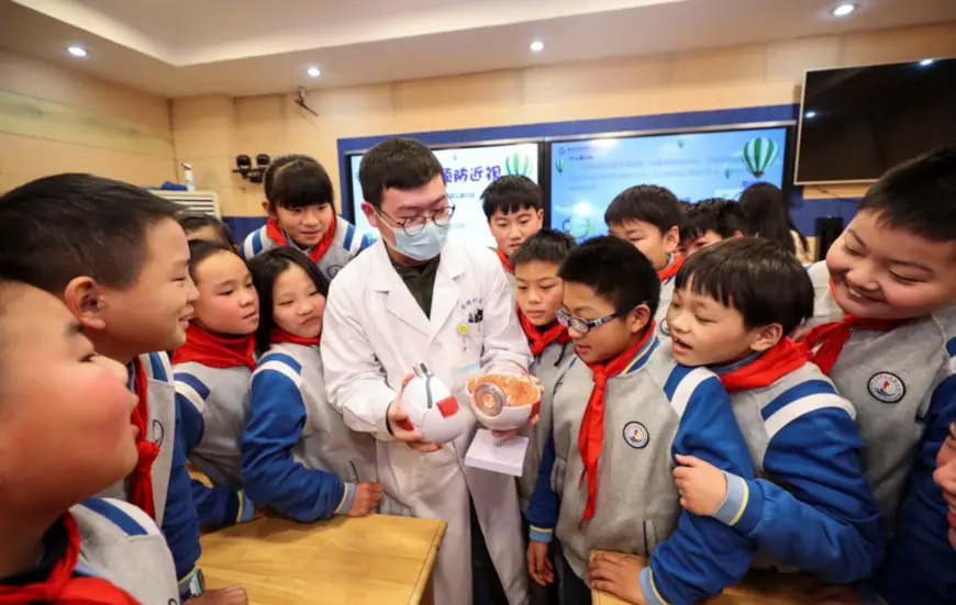 An ophthalmologist introduces the structure of eyes to students of a primary school in Huai’an, east China’s Jiangsu Province, Dec. 16, 2020. (Photo by Zhao Qirui/People’s Daily Online)