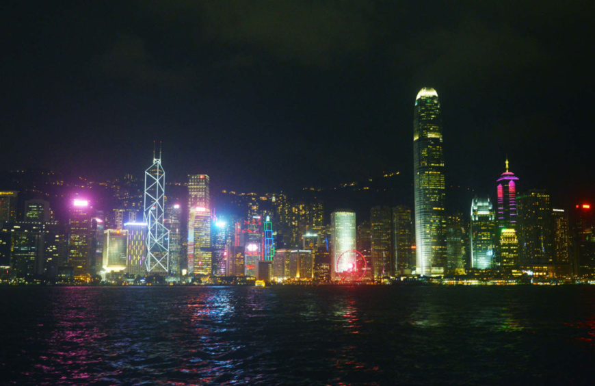 Photo shows the magnificent night view of the Victoria Harbor of China’s Hong Kong Special Administrative Region. (Photo by Zheng Jinqiang/People’s Daily Online)