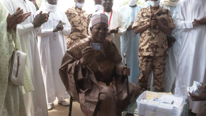 Tchad : le gouverneur du Ouaddaï retire sa carte d'électeur Tchad : le gouverneur du Ouaddaï retire sa carte d'électeur