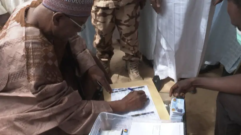 Tchad : le gouverneur du Ouaddaï retire sa carte d'électeur