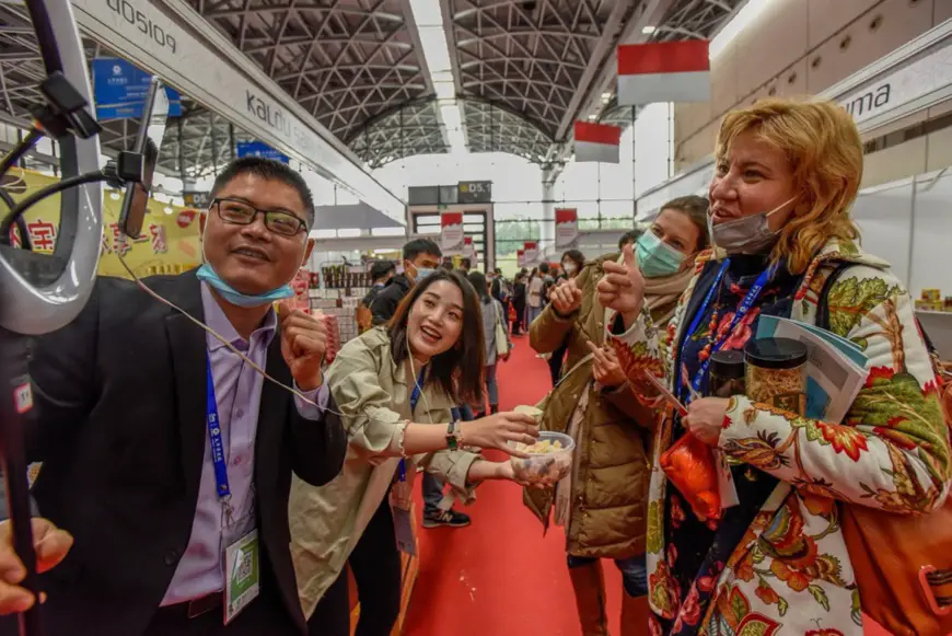 Visitors join a livestream session for products from Malaysia during the 17th China-ASEAN Expo held at Nanning, south China's Guangxi Zhuang Autonomous Region, Nov. 27, 2020. Photo by Peng Huan/People’s Daily Online