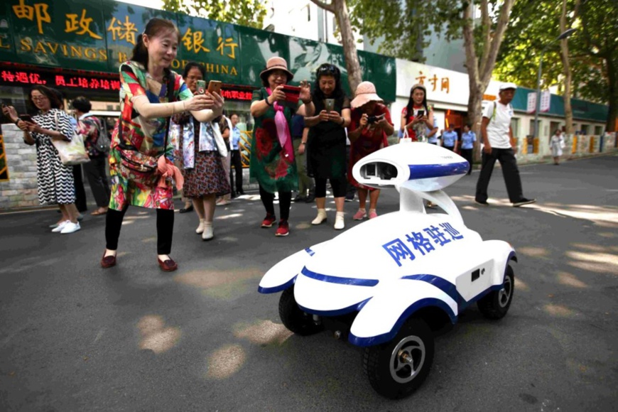 A smart robot patrolling a residential complex in Jinan, capital of east China’s Shandong province, attracts the attention of citizens, July 21, 2020. The smart patrol robot can identify hazardous conditions and illegal activities like noise, fire hazard, and illegal parking and send messages to the police of the local community. (Photo by Hao Xincheng/People’s Daily Online) A smart robot patrolling a residential complex in Jinan, capital of east China’s Shandong province, attracts the attention of citizens, July 21, 2020. The smart patrol robot can identify hazardous conditions and illegal activities like noise, fire hazard, and illegal parking and send messages to the police of the local community. (Photo by Hao Xincheng/People’s Daily Online)