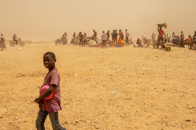 Un centre de transit pour migrants expulsés d’Algérie vers leur pays, Agadez, Niger, mai 2018. © UNICEF/UN0209663/Gilbertson VII Photo