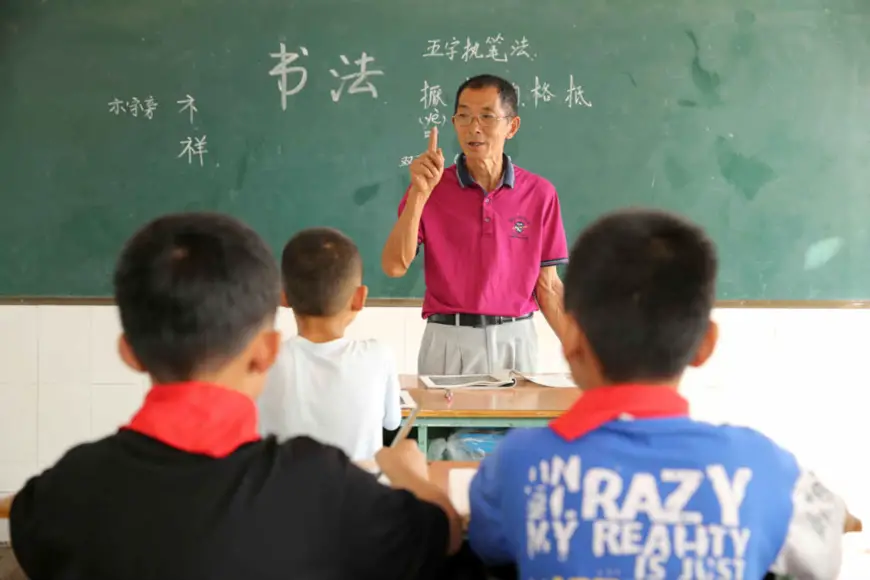 Zeng Huizhang, 65 years old, continues to teach Chinese calligraphy at a primary school in Kangjia village, Guobei township, Neijiang, southwest China’s Sichuan province, Sept. 7, 2020. (Photo by Lan Zitao/People’s Daily Online)