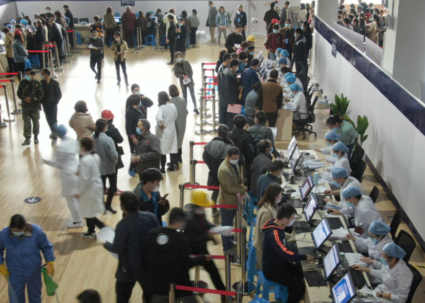 Citizens register for COVID-19 vaccination at a makeshift hospital in Chongzhou District, Nantong, east China's Jiangsu Province, April 3. (Photo by Xu Congjun/People's Daily Online)