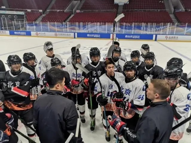 Photo shows members of an ice hockey team of teenage boys in Beijing take part in training at the Wukesong Sports Center in Beijing. (Photo/Beijing Ice Hockey Association)