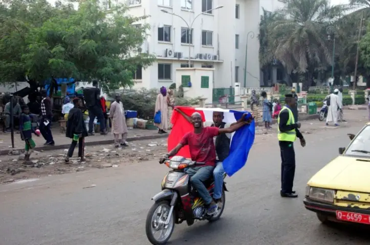 Jeunes Maliens agitant le drapeau français à Bamakosamedi 12 janvier.  HABIBOU KOUYATE / AFP
