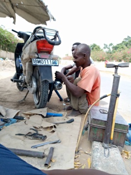 Tchad : « Nane le mécanicien », un handicapé qui vit grâce à son don