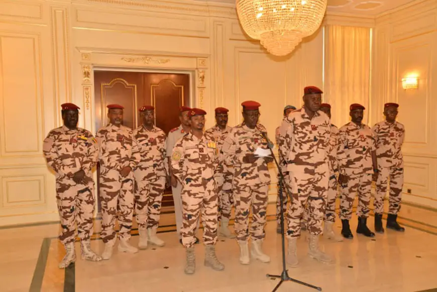 Les membres du CMT au Palais présidentiel à N'Djamena. © PR
