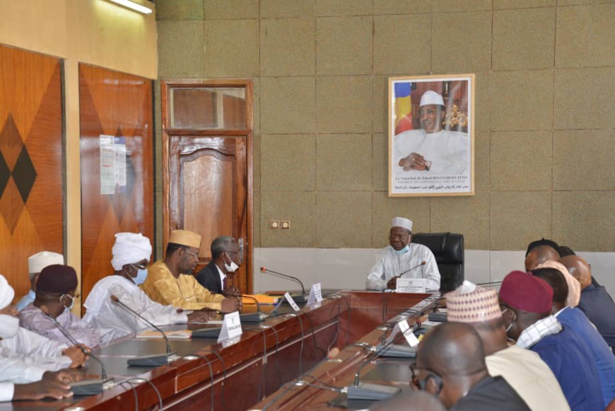 Tchad : Kalzeubé Pahimi passe la main à David Houdeïngar au SGP de la Présidence. © PR Tchad : Kalzeubé Pahimi passe la main à David Houdeïngar au SGP de la Présidence. © PR