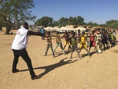 Sur le site des déplacés à Sokolo au centre du Mali, Daniel Dao, superviseur MSF, crée des exercices ludiques pour les enfants des familles déplacées affectés par la crise. © MSF