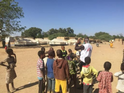 Sur le site des déplacés à Sokolo au centre du Mali, Daniel Dao, superviseur MSF, crée des exercices ludiques pour les enfants des familles déplacées affectés par la crise. © MSF