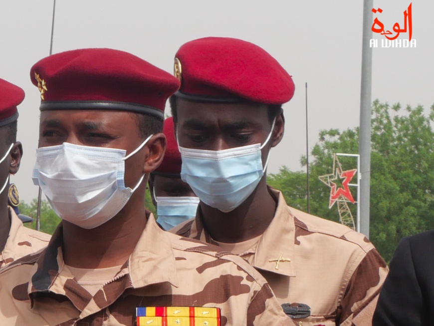 Le colonel Ousman Adam Dicki, derrière le général Mahamat Idriss Deby lors des obsèques du Maréchal du Tchad. © Malick Mahamat/Alwihda Info