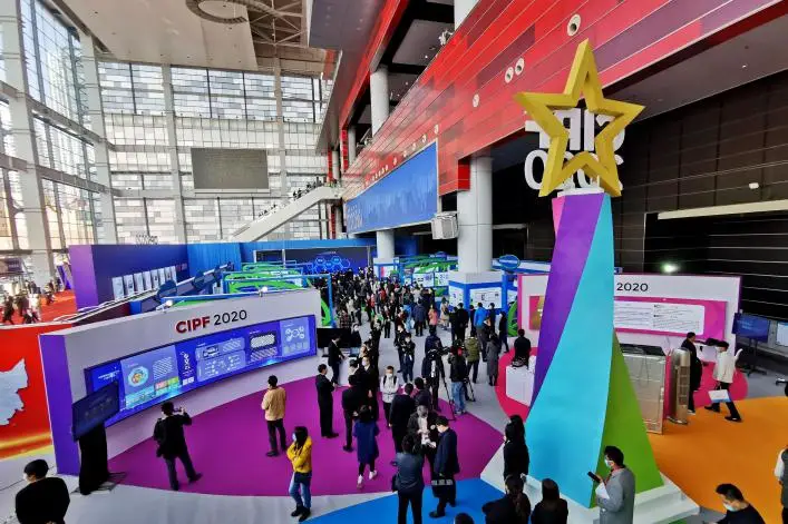 Photo taken on Nov. 11, 2020, shows visitors at an exhibition of China’s achievements in intellectual property during the country’s 13th Five-Year Plan (2016-2020) period. The exhibition was part of the 12th China International Patent Technology and Products Fair that opened in Dalian, northeast China’s Liaoning province, on Nov. 11, 2020. (Photo by Liu Debin/People’s Daily Online)