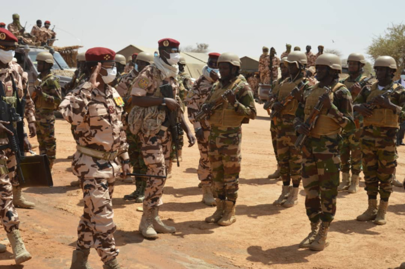 Niger : le président du CMT auprès des soldats tchadiens en opération Niger : le président du CMT auprès des soldats tchadiens en opération