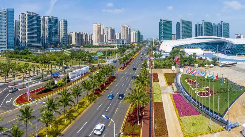 Photo taken on May 5, 2021, shows colorful flowers in front of the Hainan International Convention and Exhibition Center, venue for the first China International Consumer Products Expo (CICPE), in Haikou, south China's Hainan province. (Photo by Shi Zhonghua/People's Daily Online).