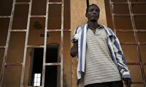 Photo ONU/Marco Dormino Au Mali, un homme se tient à l'endroit où des djihadistes ont amputé son bras à l'intérieur de la prison principale de Gao. Accusé d'avoir volé un vélo, il a été détenu pendant 21 jours avant d'être amputé de son bras pour un vol qu'il n'a pas commis.