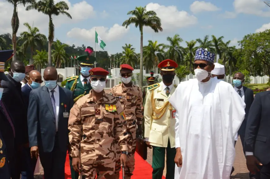 Tchad-Nigeria : entretien entre Mahamat Idriss Deby et Muhammadu Buhari à Abuja. © PR