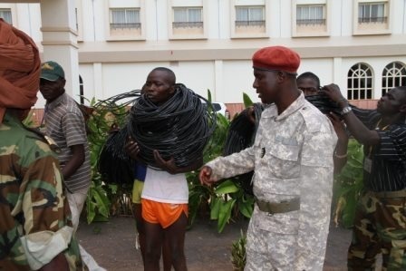 Un groupe de voleurs entre les mains des forces de l'ordre. Crédits photos : Diaspora media Un groupe de voleurs entre les mains des forces de l'ordre. Crédits photos : Diaspora media