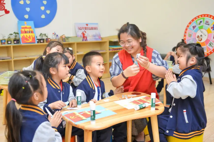 Children learn to make DIY paintings at a children’s home in a community of Taihu neighborhood, Changxing county, Huzhou, east China's Zhejiang province, April 29, 2021. (Photo by Wu Zheng/People's Daily Online)