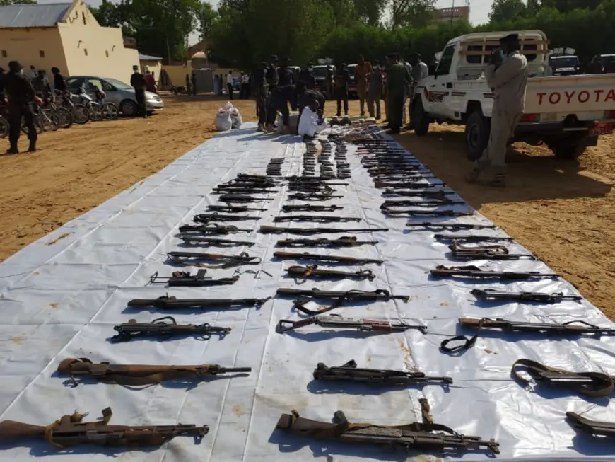 Tchad : la police présente un arsenal de guerre et arrête 80 personnes