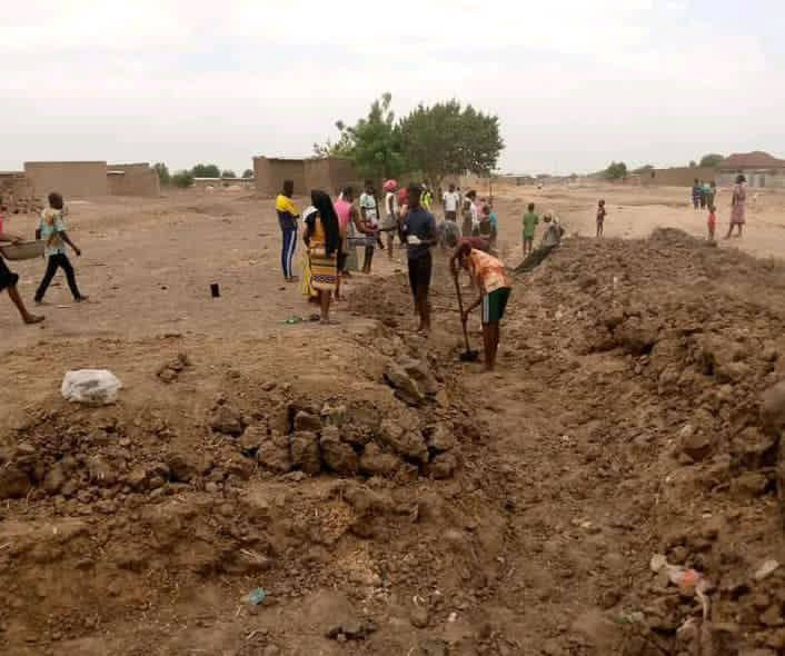 N'Djamena : les jeunes de quartier Ambatta s'activent pour se faire une sortie. © Yana Abdoulaye/Alwihda Info N'Djamena : les jeunes de quartier Ambatta s'activent pour se faire une sortie. © Yana Abdoulaye/Alwihda Info