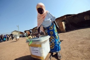 Une femme insère son bulletin de vote dans l'urne, à Bole le 7 décembre 2012 afp.com/Pius Utomi Ekpei