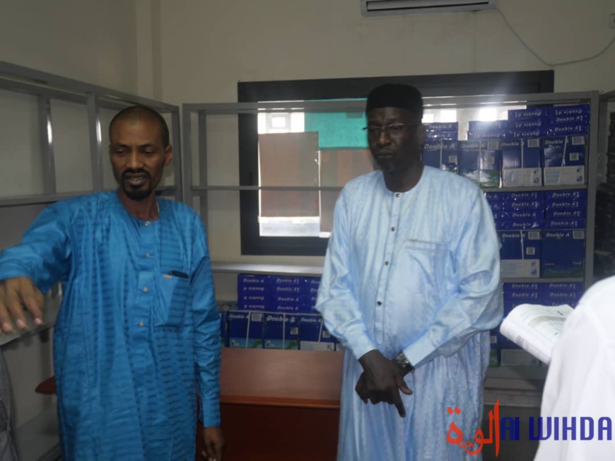 Tchad : le ministre des Mines et de la Géologie au contact du personnel administratif Tchad : le ministre des Mines et de la Géologie au contact du personnel administratif