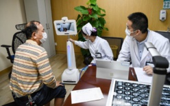 A bone disease patient from Haikou, south China’s Hainan province, consults a doctor of Shanghai Sixth People’s Hospital via a smart telemedicine platform at Haikou Orthopedics and Diabetes Hospital, Nov. 24, 2020. (Photo by Su Bikun/People’s Daily Online)