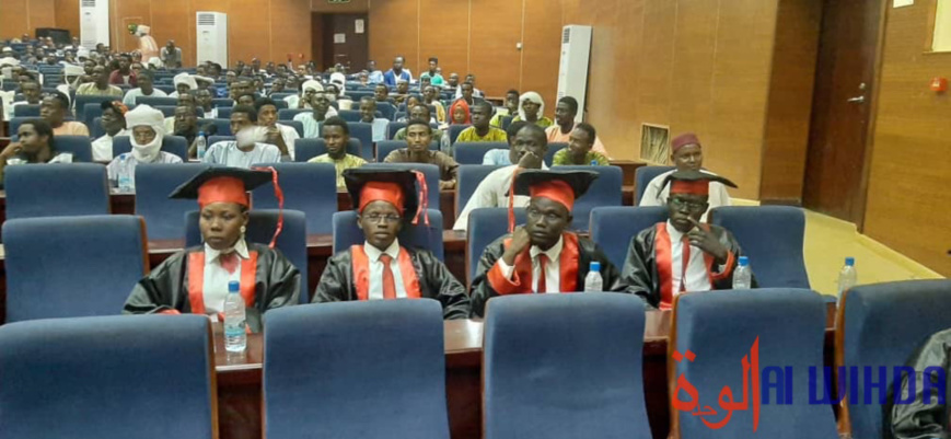 Tchad : 27 lauréats de l’Université de N’Djamena reçoivent leur parchemin Tchad : 27 lauréats de l’Université de N’Djamena reçoivent leur parchemin