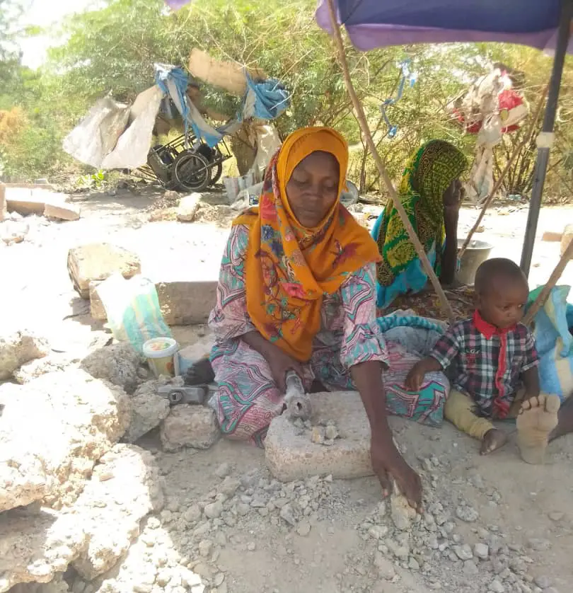 Tchad : le concassage, une activité de survie à N'Djamena