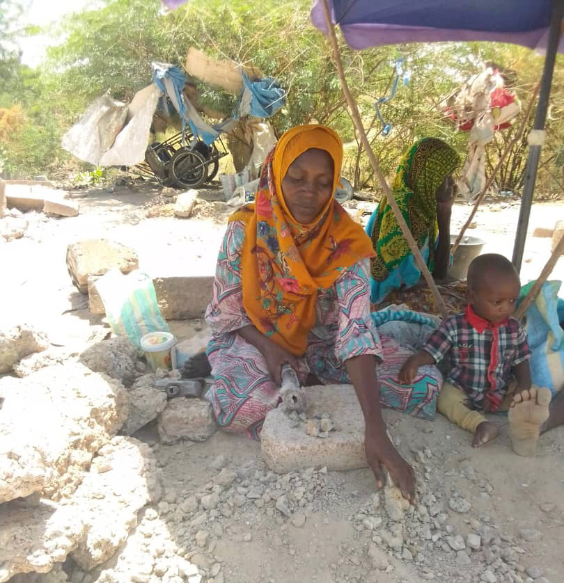 Tchad : le concassage, une activité de survie à N'Djamena Tchad : le concassage, une activité de survie à N'Djamena