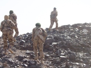 Les soldats tchadiens fouillent les montagnes des Ifoghas, en prenant les plus grands risques, sans consignes de sécurités.