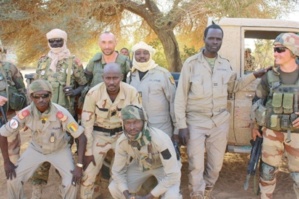 Des équipes de soldats français toujours incorporés dans l'armée tchadienne, portant l'uniforme et l'écusson du Tchad. On aperçoit deux français. Crédits photos : Abdelnasser Gorboa