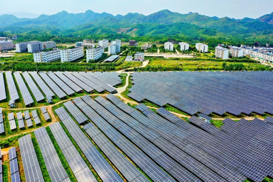 Photo shows solar panels installed on hillsides and the roofs of school buildings and houses of local residents in a community in Zhoutian township, Huichang county, east China’s Jiangxi province. The community has built a 20-megawatt centralized photovoltaic power station for poverty alleviation. (Photo by Zhu Haipeng/People’s Daily Online)