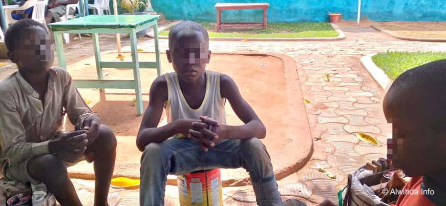 Tchad : A Moundou, des adolescents cireurs pour survivre Tchad : A Moundou, des adolescents cireurs pour survivre