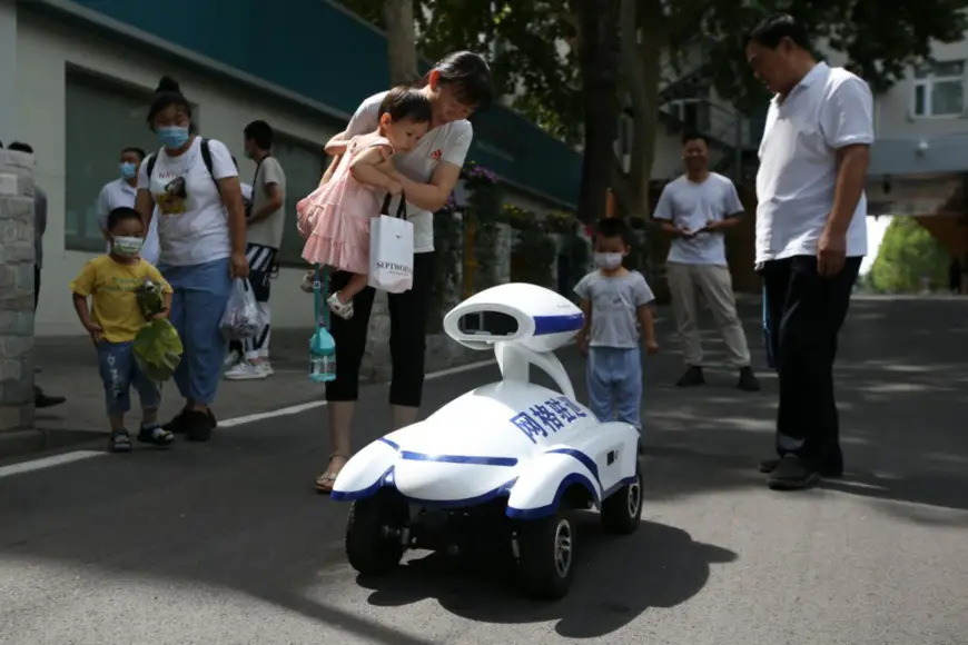 Photo taken on July 21, 2020, shows a robot patrolling a community in Shizhong district, Jinan, capital of east China’s Shandong province. The robot can monitor the noise, fire hazard, illegal parking, and other conditions of the community and send messages to the local police. (Photo by Hao Xincheng/People’s Daily Online)