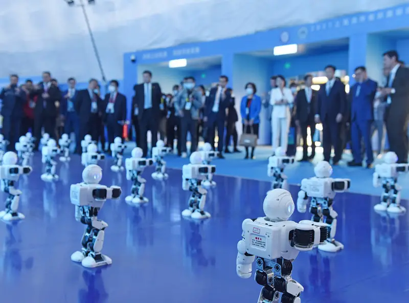 Visitors watch robots perform at the 2021 Shanghai Cooperation Organization International Investment and Trade Expo held in Qingdao, east China’s Shandong province, April 26, 2021. (Photo by Wang Zhaomai/People’s Daily Online)