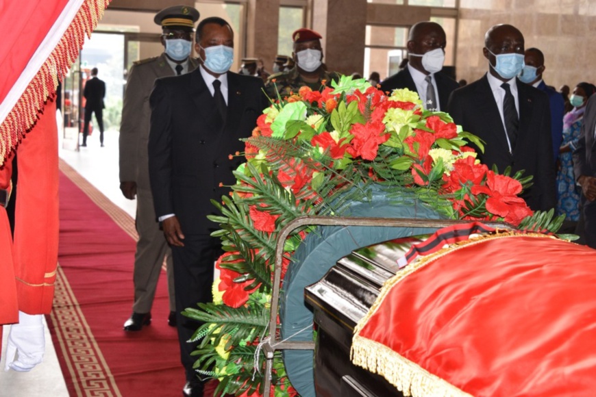 Recueillement de Sassou N'Guesso devant la dépouille de Fidèle Yala Recueillement de Sassou N'Guesso devant la dépouille de Fidèle Yala