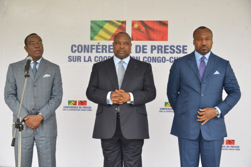Le ministre Roger Rigobert Andely répondant à la presse.