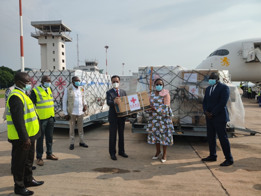 L'ex ministre de la santé du Congo receptionnant le 2ème don du vaccin chinois (Photo Ambassade de Chine).