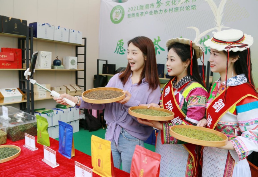 E-commerce livestreamers introduce local tea products in Wudu district, Longnan city, northwest China’s Gansu province, May 29, 2021. (Photo by Li Xuchun/People’s Daily Online) E-commerce livestreamers introduce local tea products in Wudu district, Longnan city, northwest China’s Gansu province, May 29, 2021. (Photo by Li Xuchun/People’s Daily Online)