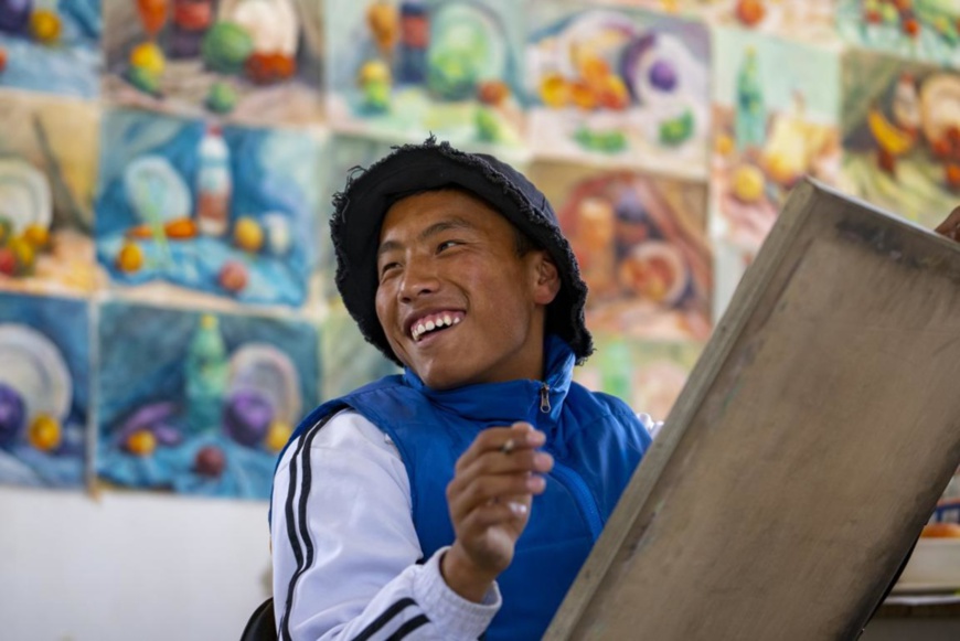 A student draws at a classroom of the Shanghai Experimental School in Shigatse city, southwest China’s Tibet autonomous region. (By Xu Yuyao/People’s Daily)