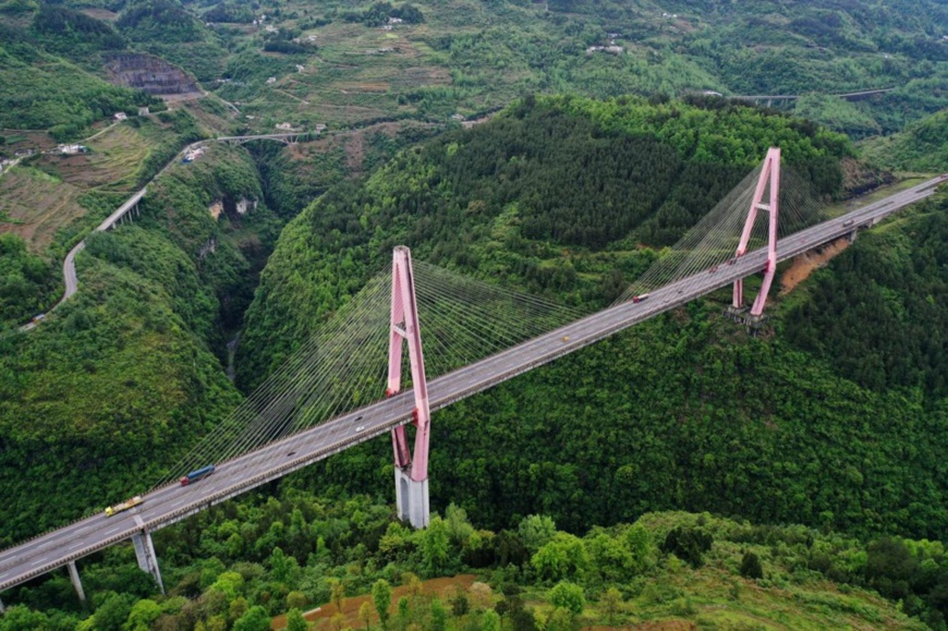 Photo taken on April 25, 2021 shows vehicles running on an 848-kilometer-long expressway connecting southwest China’s Chongqing municipality and Changsha, capital of central China’s Hunan province. The expressway links two major impoverished regions, the southeastern region of Chongqing and the western region of Hunan province. (Photo by Yang Min/People’s Daily Online)