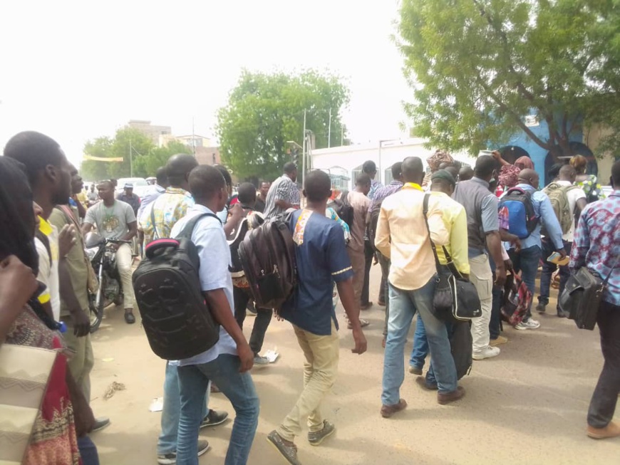 Mouvement d'humeur des lauréats d'écoles professionnelles le 24 juin à N'Djamena. © Tchonchimbo Ouapi Raphaël/Alwihda Info Mouvement d'humeur des lauréats d'écoles professionnelles le 24 juin à N'Djamena. © Tchonchimbo Ouapi Raphaël/Alwihda Info