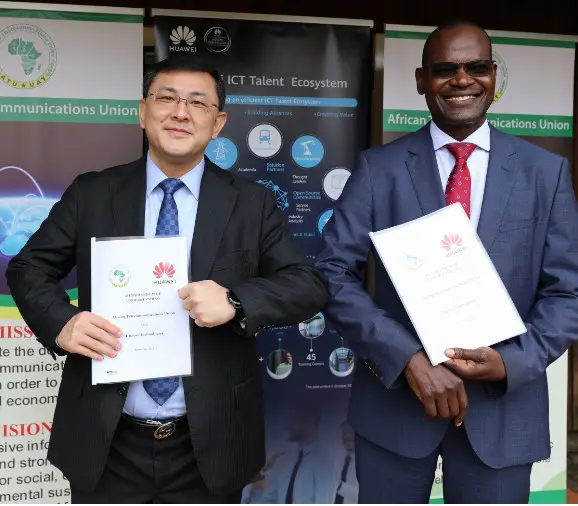 Le vice-président de Huawei Afrique australe, M. Samuel Chen (à gauche) et le secrétaire de l'ATU, M. John OMO (à droite) lors de la cérémonie de signature du protocole d'entente.