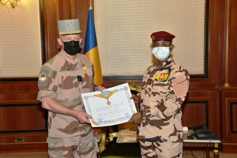 قائد قوات برخان يودع تشاد ، ويُرقى إلى رتبة ضابط قائد قوات برخان يودع تشاد ، ويُرقى إلى رتبة ضابط