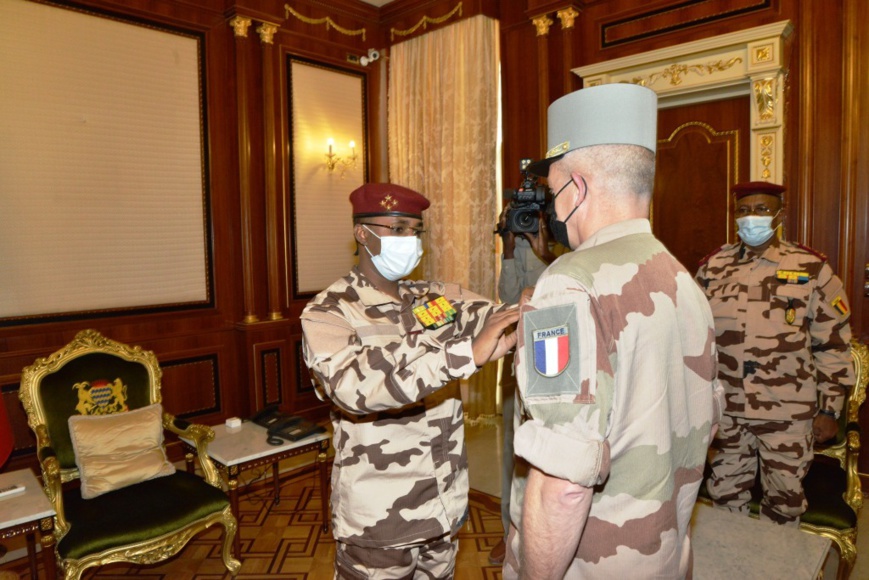 Tchad : le commandant sortant de Barkhane élevé au grade d’Officier de l’Ordre national Tchad : le commandant sortant de Barkhane élevé au grade d’Officier de l’Ordre national