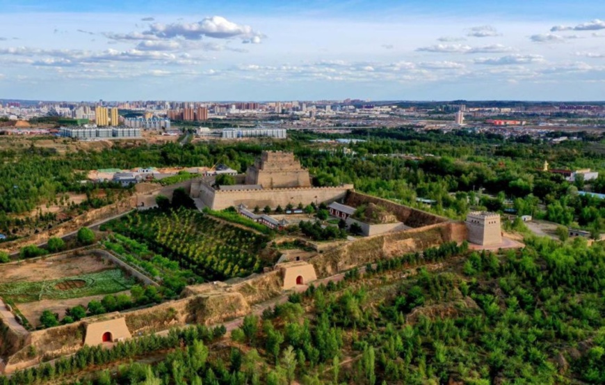 Photo taken by an unmanned aerial vehicle on May 24 shows tower “Zhenbeitai” built in the Ming Dynasty (1368-1644), Yulin city, northwest China’s Shaanxi province. The tower has witnessed how the Maowusu Desert in the city has turned green from yellow. (Photo by Tao Ming/Xinhua)